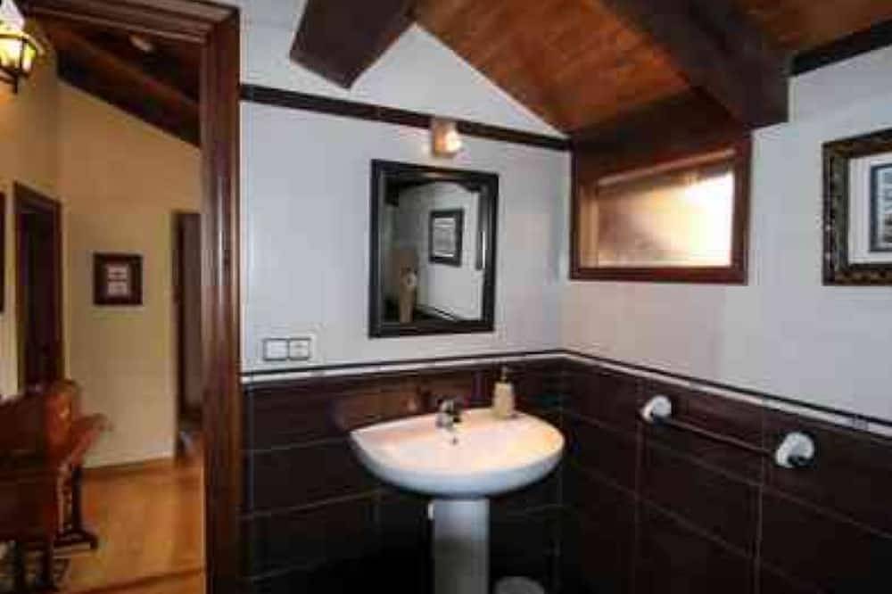 Casa La Cuesta full rural accommodation in Oviedo for 6 guests in Oviedo, Chaîne Cantabrique