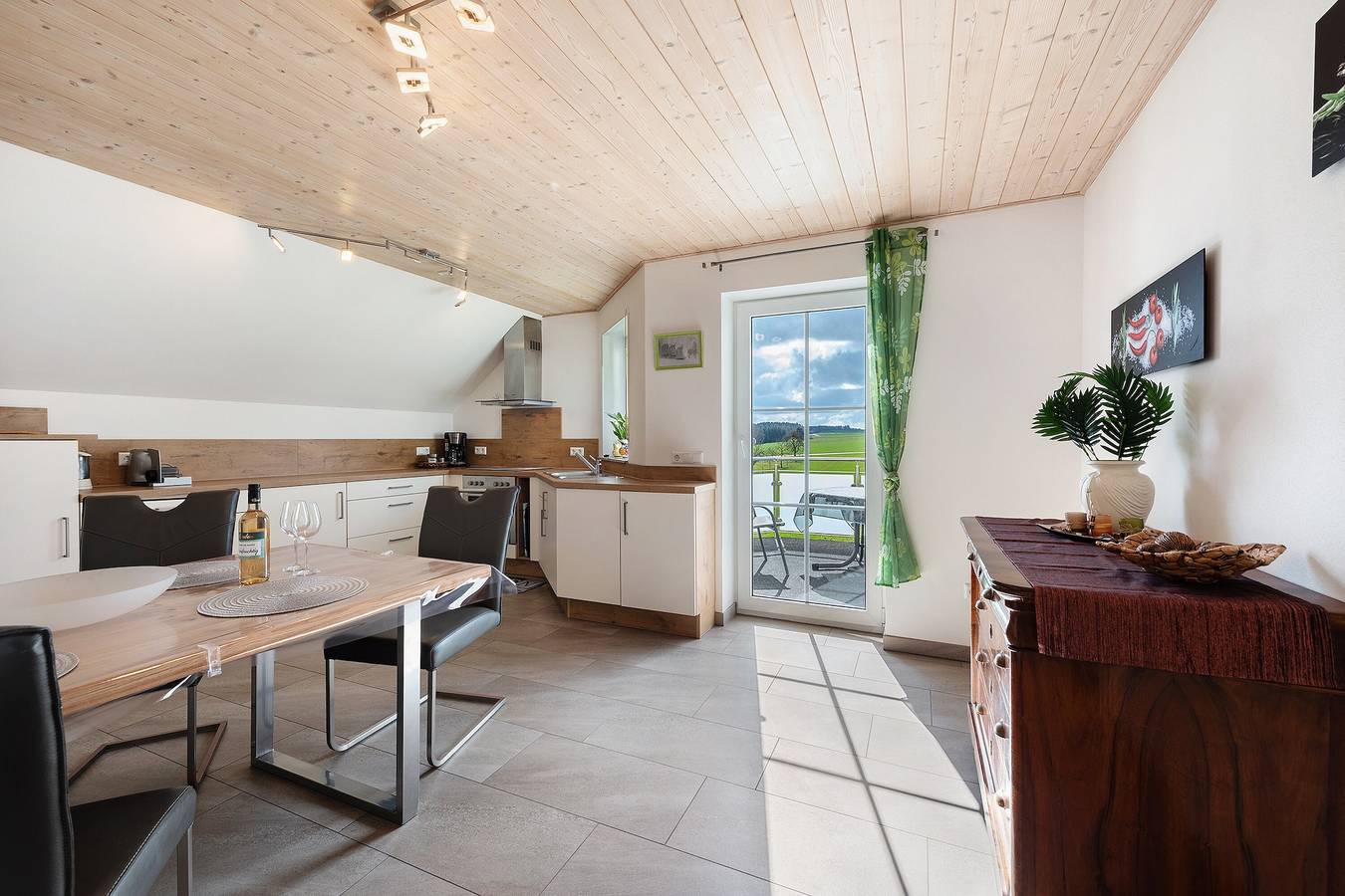 Ganze Wohnung, Gemütliche Ferienwohnung im Dachgeschoss "Vogelsang" mit Bergblick, Wlan & Balkon in Herdwangen-Schönach, Region Bodensee-Oberschwaben