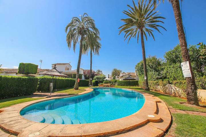 Casa de vacaciones para 4 personas, con jardín además de piscina y terraza en Dénia