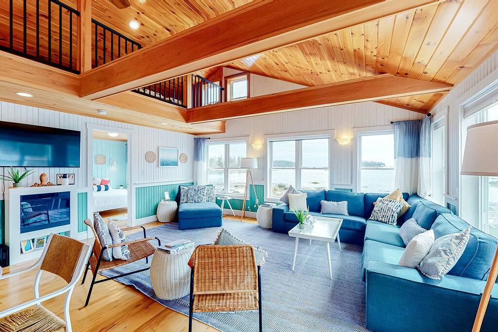 Dazzling ocean-view house with fireplace, deck, firepit, central Ac, & W/D in Knox County (Maine)