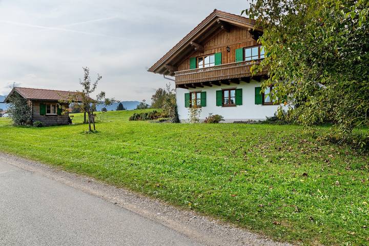 Ganze Wohnung, Ferienwohnung 'Bertl' mit Bergblick, Balkon und WLAN in Wildsteig, Romantische Straße