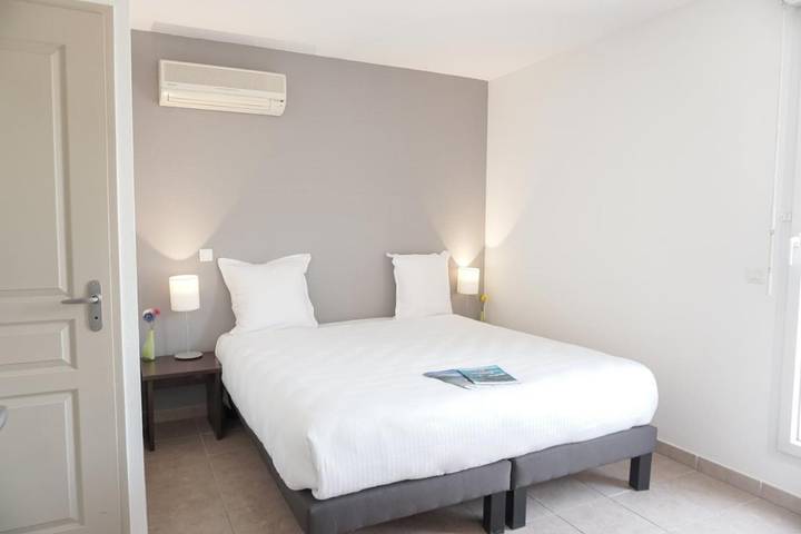 Appart’hôtel pour 2 personnes, avec Balcon et Terrasse ainsi que Jardin et Piscine