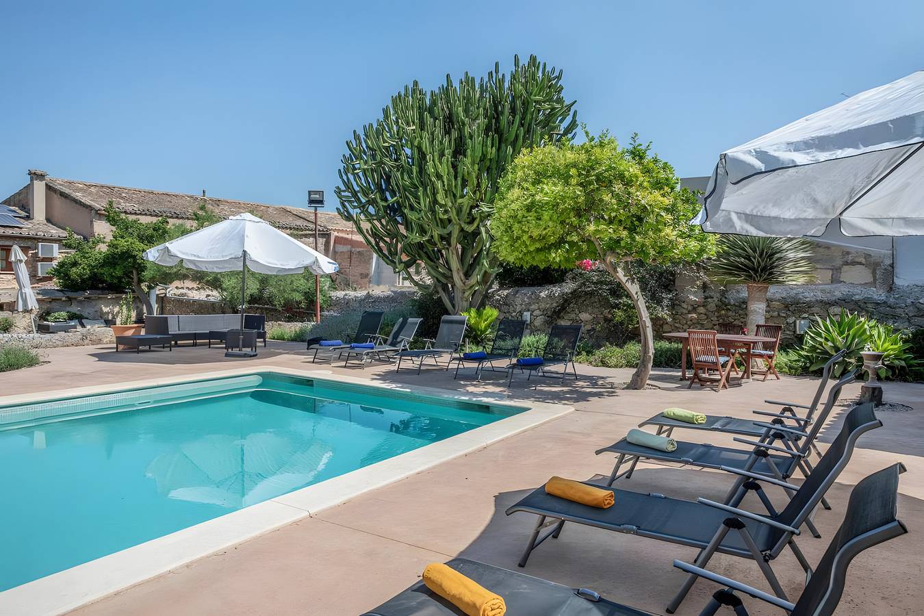 Habitación doble con baño exterior privado con Piscina Compartida, Wi-Fi y Aire Acondicionado in Sineu, Interior de Mallorca