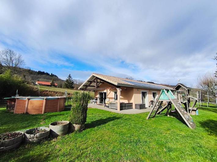 Location de vacances pour 6 personnes, avec Terrasse et Jardin ainsi que Piscine et Vue à Peaugres