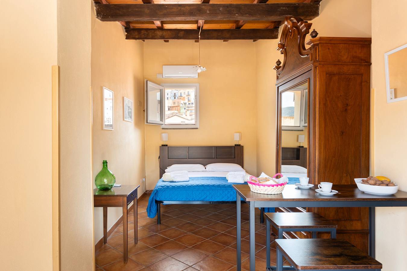 Entire apartment, Apartment 'L'attico Sul Fiume' with Private Terrace, Wi-Fi and Air Conditioning in Bosa, Planargia