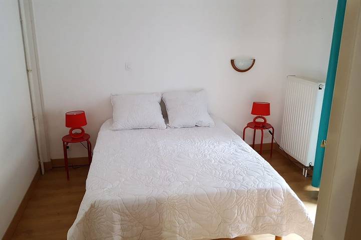 Gîte pour 13 personnes, avec jardin à Rochefort-Montagne - 4