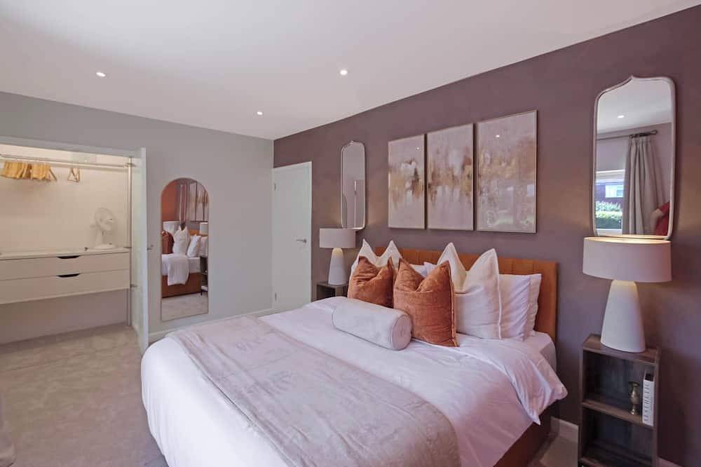 Stylish 3-Bed House, Driveway Parking & Garden in Stevenage, Hertfordshire
