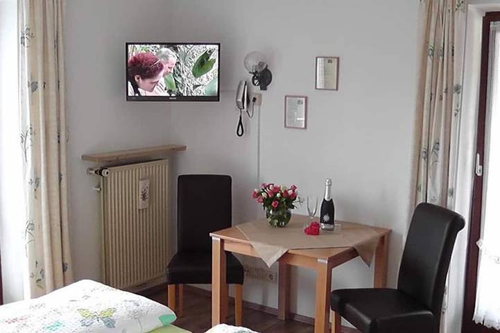 Doppelzimmer - Gästehaus Hibler in Bad Kohlgrub, Bayerische Alpen
