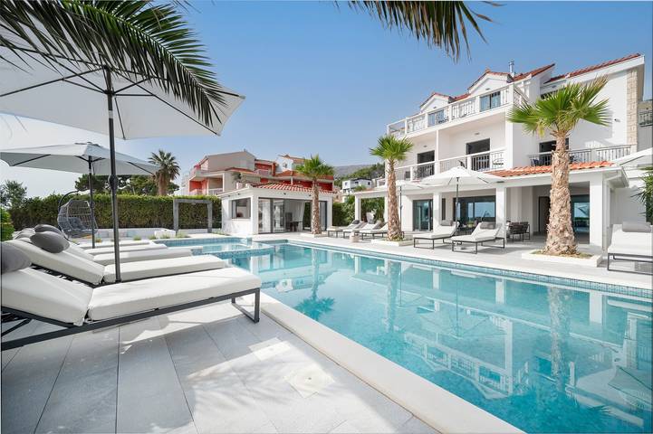 Luxuriöse Strandvilla mit 7 Schlafzimmern und privatem Pool in der Nähe von Split in Podstrana, Split-Dalmatien