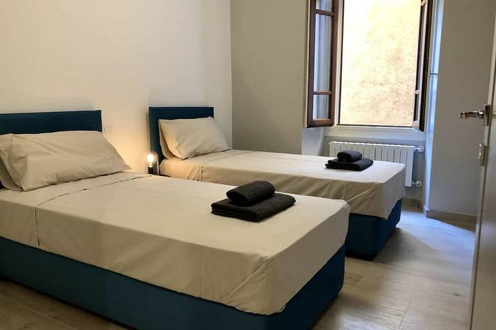 Appartamento intero, Casa Elisabetta, overlooking the gulf, lake front in Salò, Prealpi Gardesane