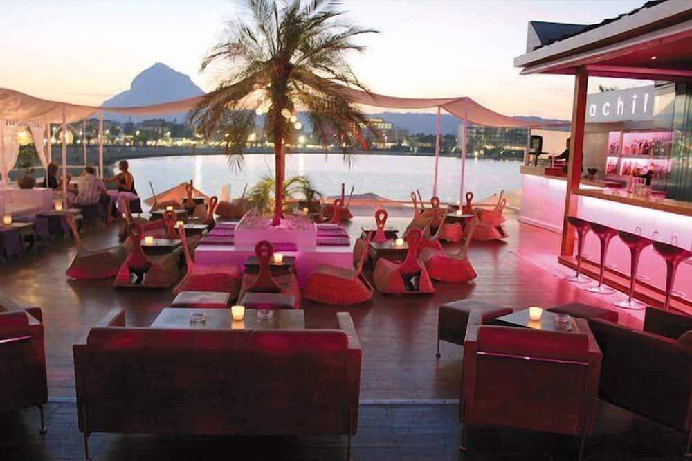 Ganze Wohnung, Schöne 3 Schlafzimmer mit eigenem Parkplatz, Gärten, Swimmingpools, Strand in Playa del Arenal, Jávea