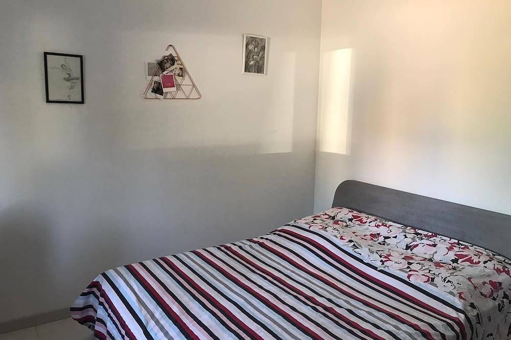 Quiet house with swimming pool, pergola, Bbq, garden with trees, 4 bedrooms and 3 bathrooms in Saint-Saturnin-lès-Avignon, Vaucluse