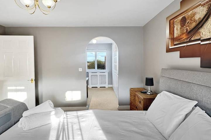 Large 5 Bedroom 3.5 Bathroom house garden/driveway hot tub additional cost in Fernwood, Nottinghamshire