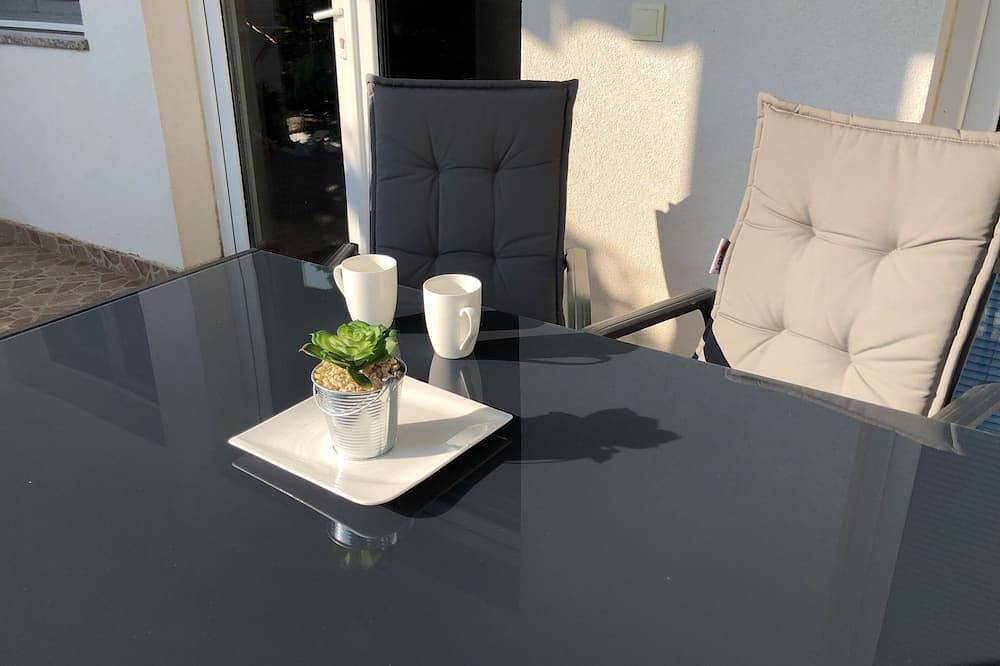 Entire apartment, Apartment 100m from sea, with covered terrace, citrus trees in Sveti Filip i jakov, Zadar
