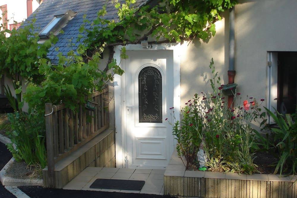 Entire apartment, Bay of Mont Saint Michel apartment with pool in Cherrueix, Mont-Saint-Michel Bay