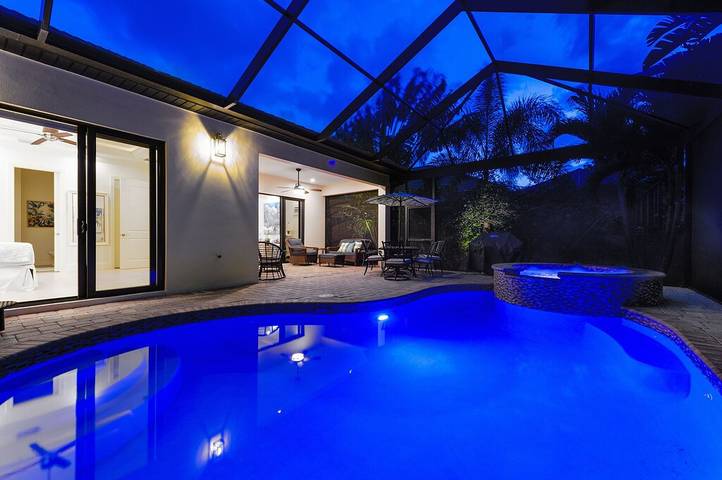 Vacation rental for 8 people, with hot tub and sauna as well as yard, with pets in North Naples