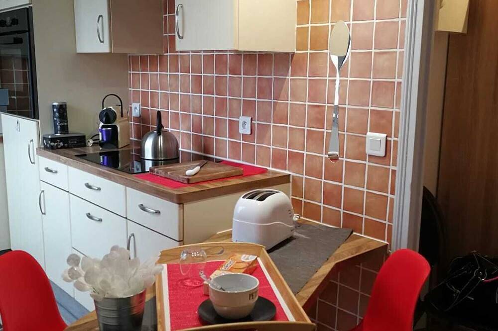 Appartement entier, Pretty Studio 20 mins from Geneva in Annemasse, Région de Saint-Julien-en-Genevois