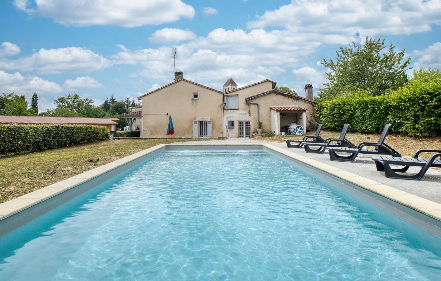 Appartement moderne avec piscine et jardin, à 400m du centre de Saint-Germain-du-Salembre in Saint-Germain-du-Salembre, Périgord Blanc