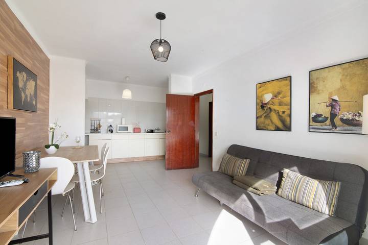 Entire apartment, Holiday Apartment "Garden and Sea View" with Sea View, Shared Tenni Court & Wi-Fi in Carvoeiro, Faro District