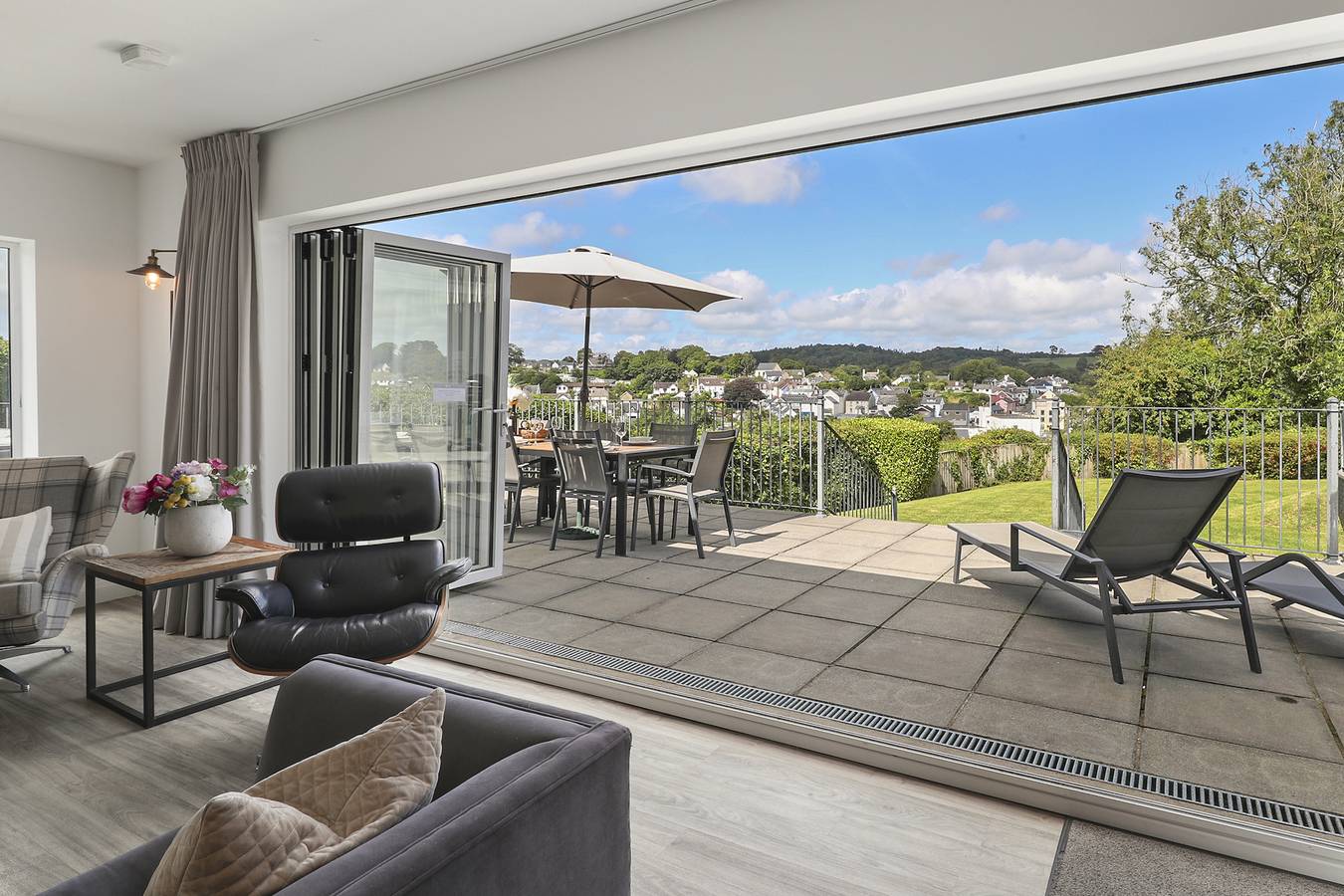 The Hawthorns - Luxury Cottage, Hot Tub, Sea Views in Saundersfoot, Pembrokeshire