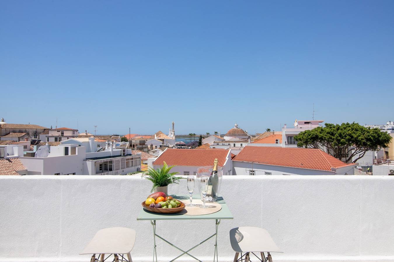 Apartamento inteiro, Apartamento 'Downtown Lux' com terraço partilhado, acesso Wi-Fi e ar condicionado in Sé (Faro), Faro