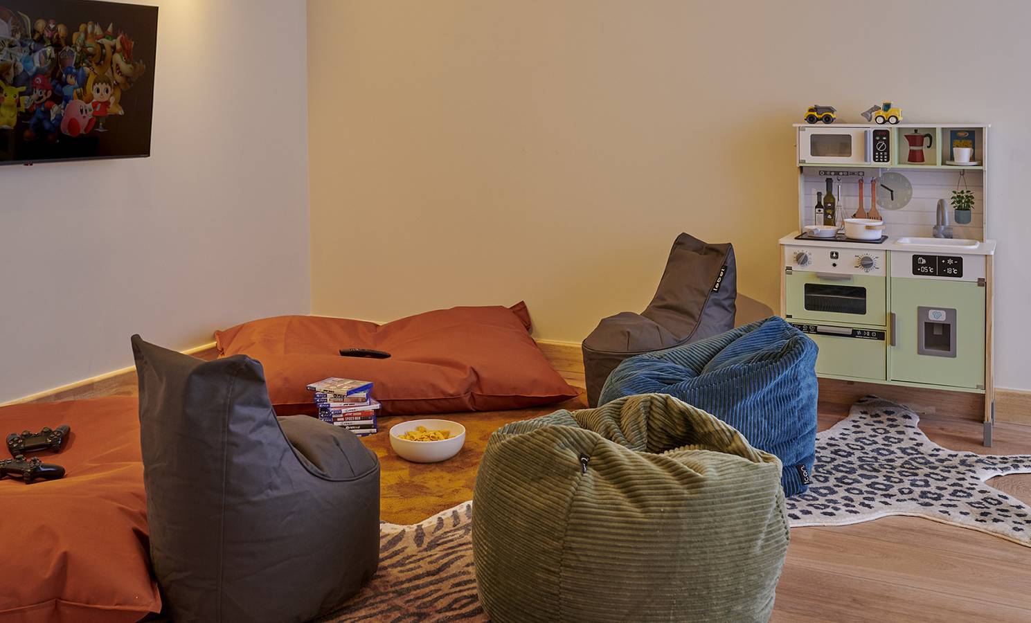 Einzigartige Unterkunft für 26 Personen mit Whirlpool, großem Garten und Lage an der Maas in Baarlo, Limburg (Niederlande)