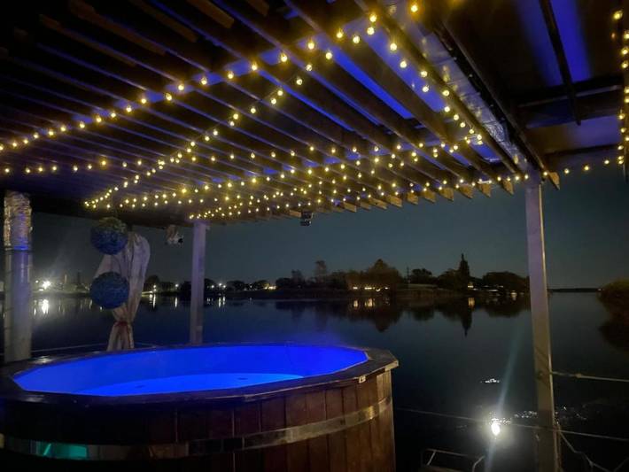 Bateau pour 4 personnes, avec sauna et vue ainsi que terrasse et vue sur le lac en Lettonie - 4