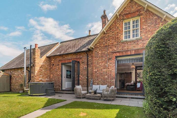 Cottage for 4 people, with hot tub in