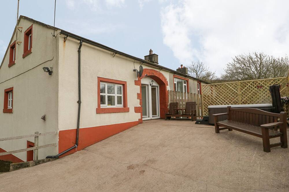 Bleng Barn Cottage, pet friendly, with hot tub in Gosforth in Lake District