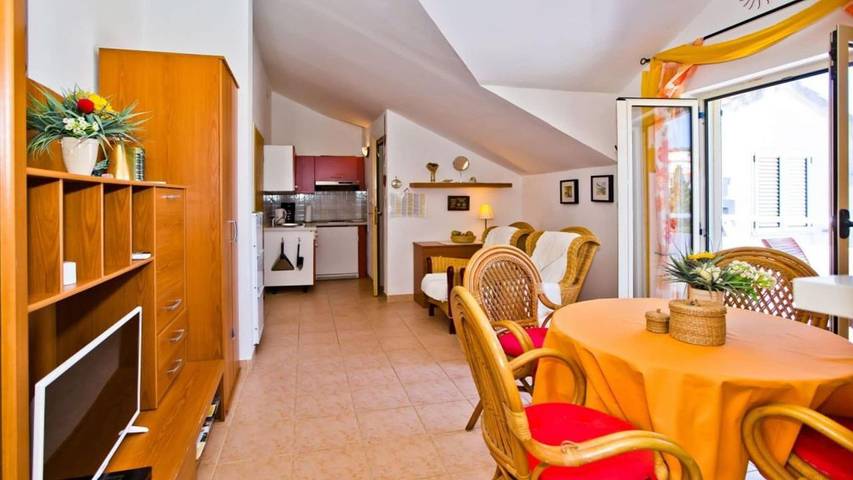 Vacation apartment for 2 people, with balcony on Hvar