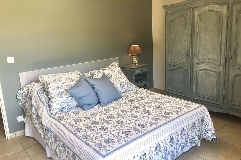 Villa con aire acondicionado, piscina privada no compartida y climatizada frente al Luberon .. in Maubec, Parque natural regional del Luberon