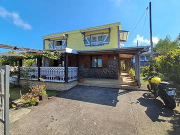 Gîte pour 9 personnes, avec piscine et jardin ainsi que jacuzzi et terrasse sur l' Île de la Réunion
