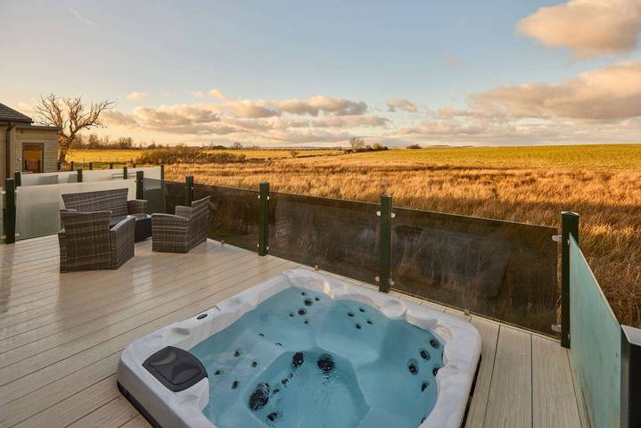 Chalet for 4 people, with hot tub and balcony/terrace - 1