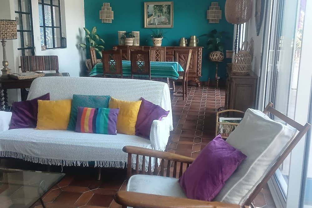 Entire apartment, Apartment in villa in residential and quiet area, near the beach, center city and shops., in Ciboure, Bayonne region