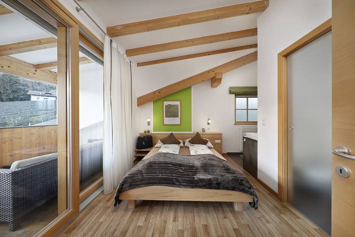 Appartamento intero, Appartamento "Feldhof Apfeloase" con piscina di acqua salata, prato panoramico e balcone in Caines, Val Passiria