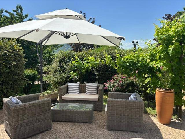 Hôtel pour 3 personnes, avec vue ainsi que jardin et piscine, animaux acceptés à Juliénas - 2