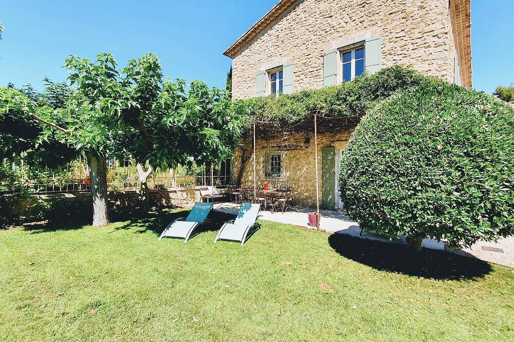 Maison de Maitre en Luberon, cerca de Gordes, 6 personas, 3 habitaciones con aire acondicionado in Lagnes, Parque natural regional del Luberon