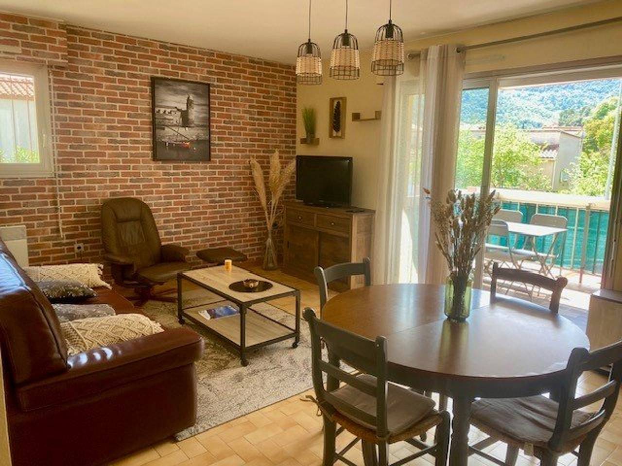 Appartement entier, Joli F2 avec balcon, parking et proche Thermes in Amélie-les-Bains-Palalda, Région de Céret