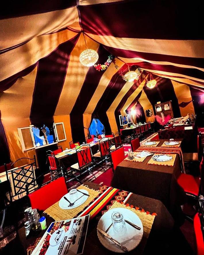 Camping pour 2 personnes, avec terrasse et vue ainsi que piscine et vue sur le lac au Maroc