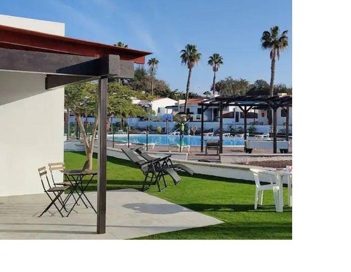 Bungalow para 4 personas, con piscina y jardín en Campo Internacional