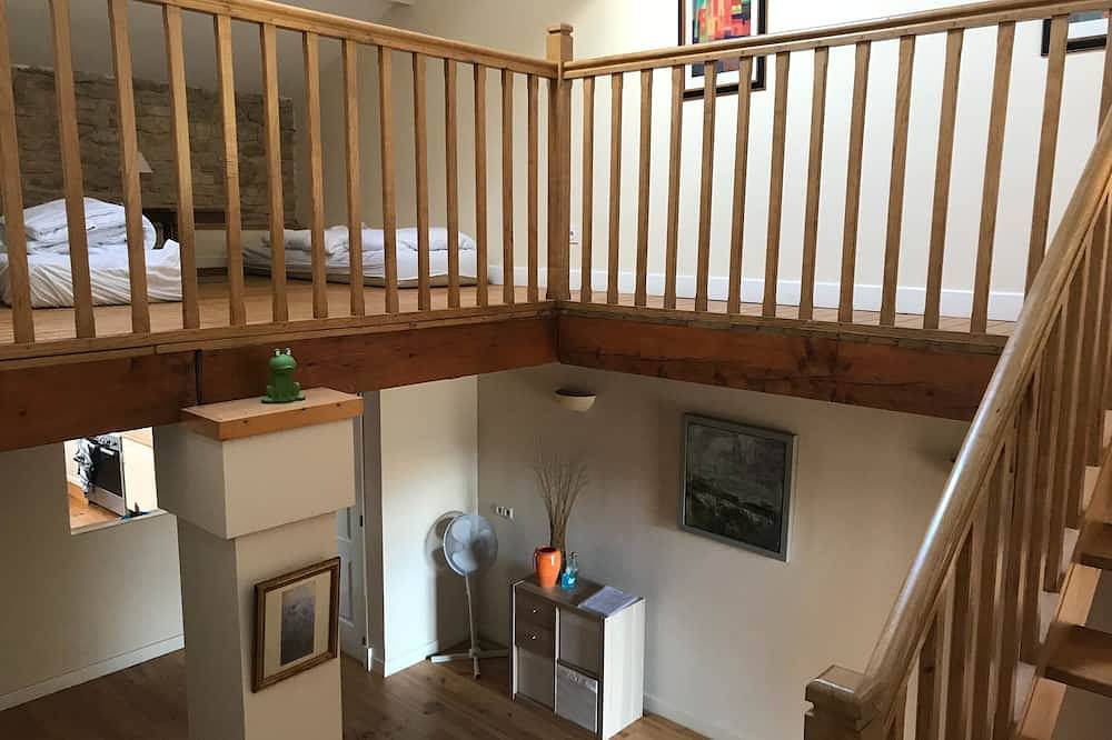 Tranquil and spacious gîte with own pool near market town in Lezay, Région de Niort