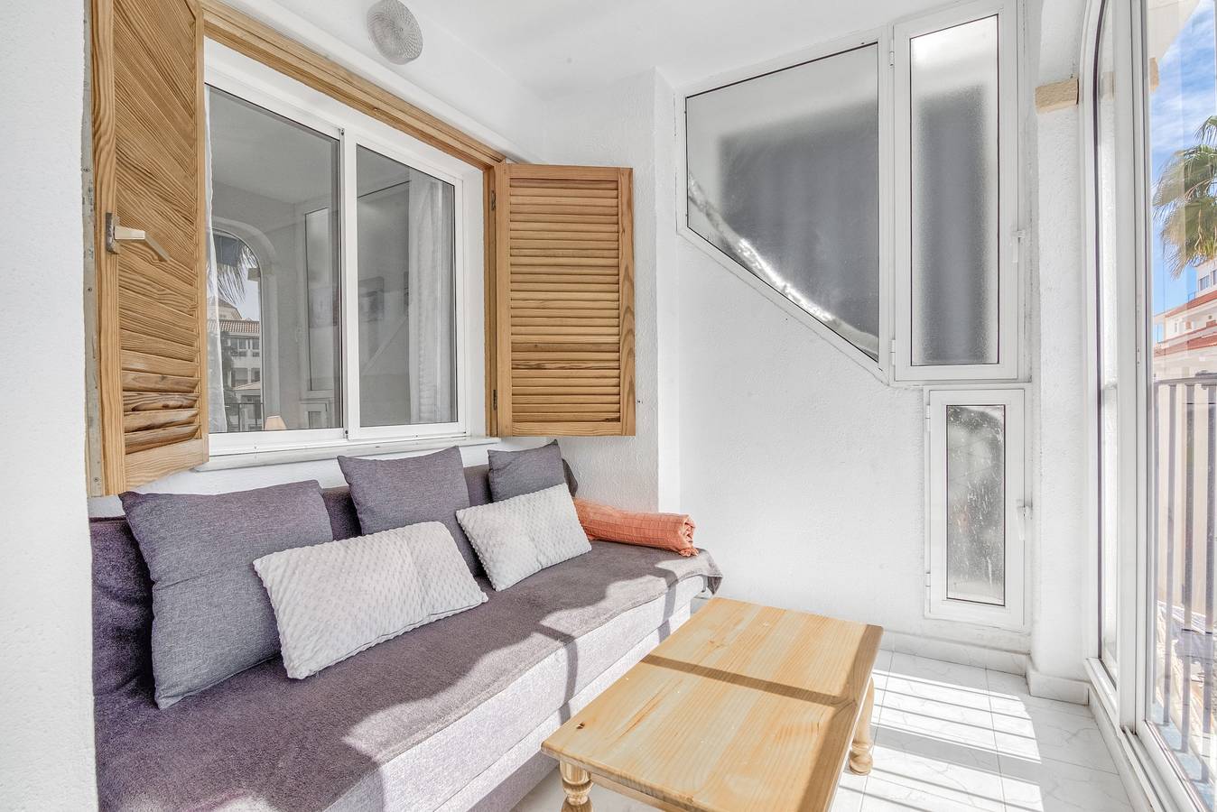 Apartamento entero, Apartamento 'Playa La Mata' con piscina compartida, Wi-Fi y aire acondicionado in Torrevieja, Costa Blanca