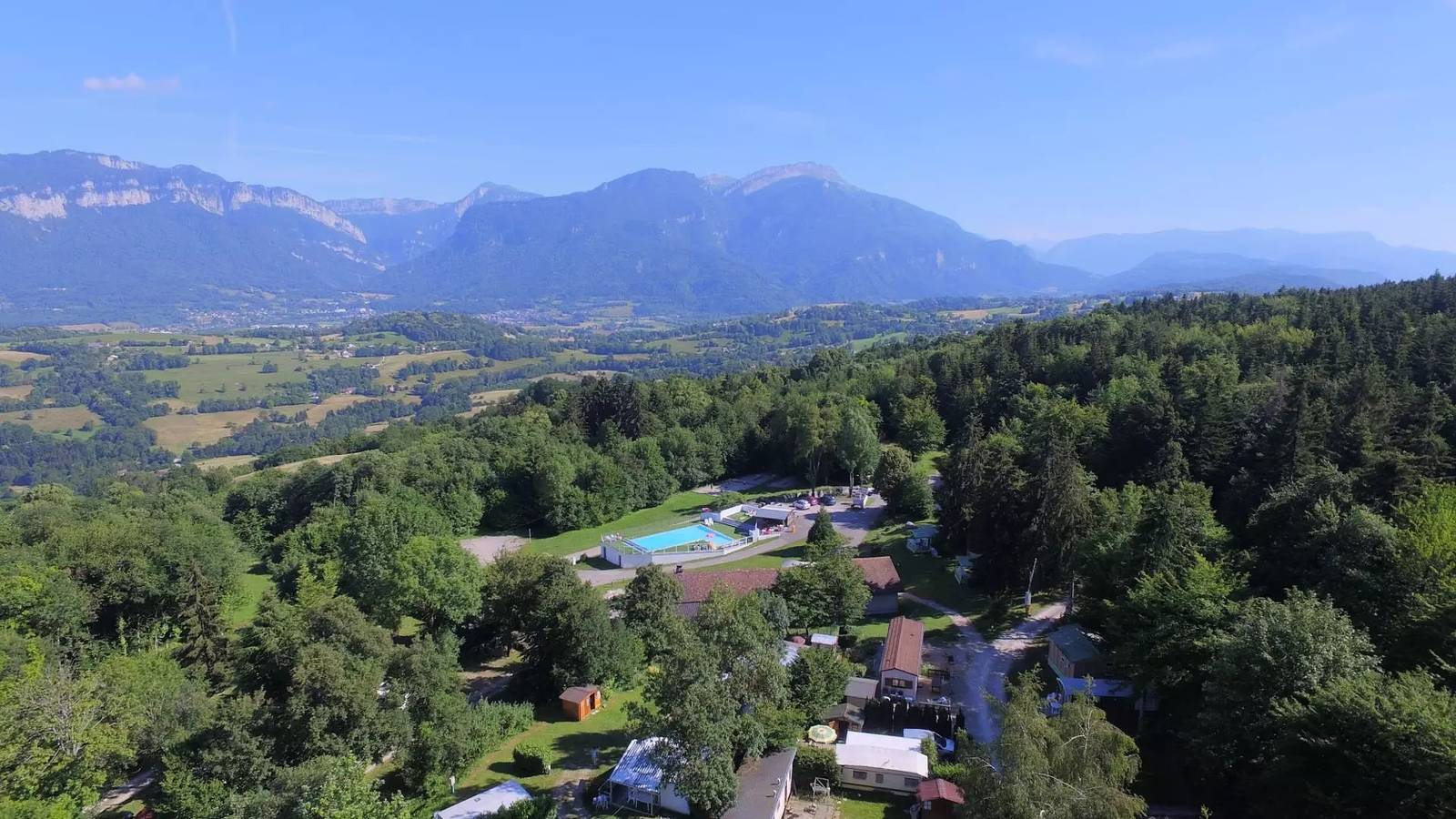 Appartement entier, 28.Roulotte Pétunia 4 personnes in Miribel-les-Échelles, Isère