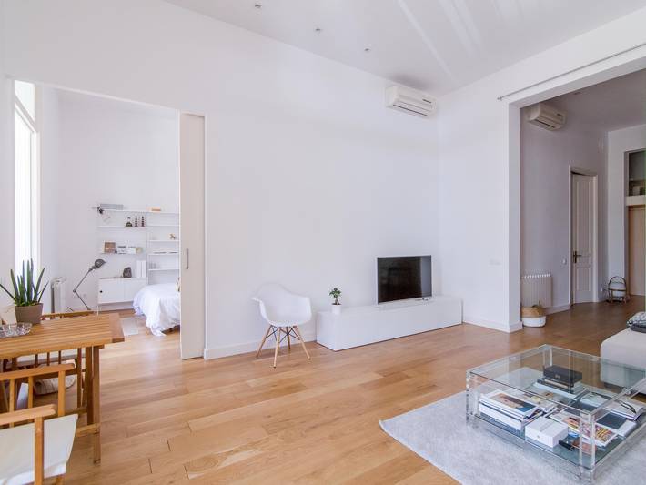 Apartamento vacacional entero, Apartamento de diseño de 3 habitaciones con terraza in Centro Barcelona, Barcelona