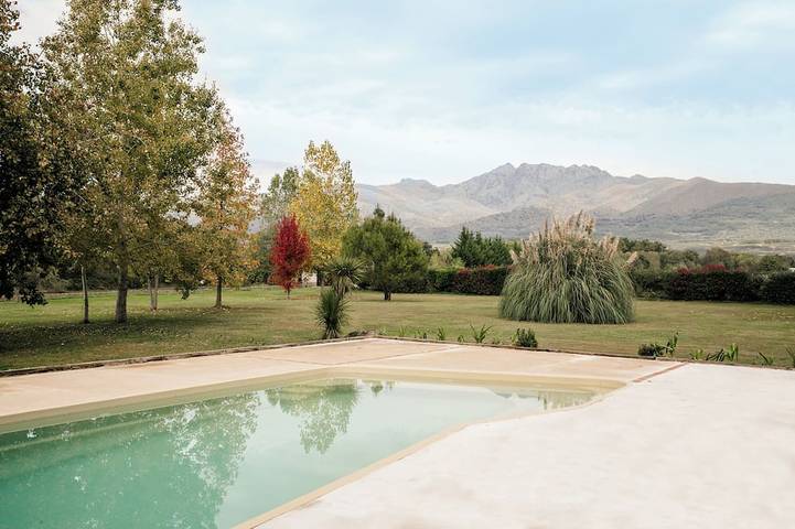Cabaña para 8 personas, con terraza además de jardín y jacuzzi en Candeleda