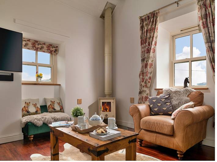 Holiday rental for 6 people, with garden and hot tub as well as terrace, child-friendly in Denbighshire