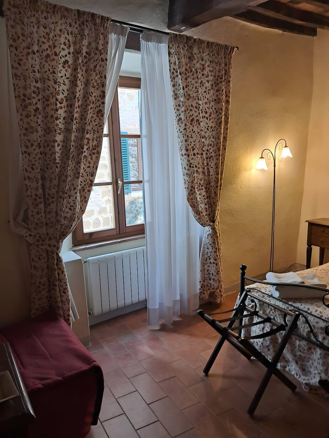 Locanda Di Montisi Room La Giostra among the hills of Montalcino in San Giovanni d'Asso, Montalcino