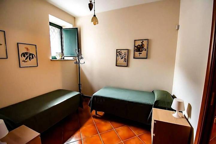 Casa Bianca, Historic cottage in lush greenery, steps from the sea in Capo d'Orlando, Province de Messina