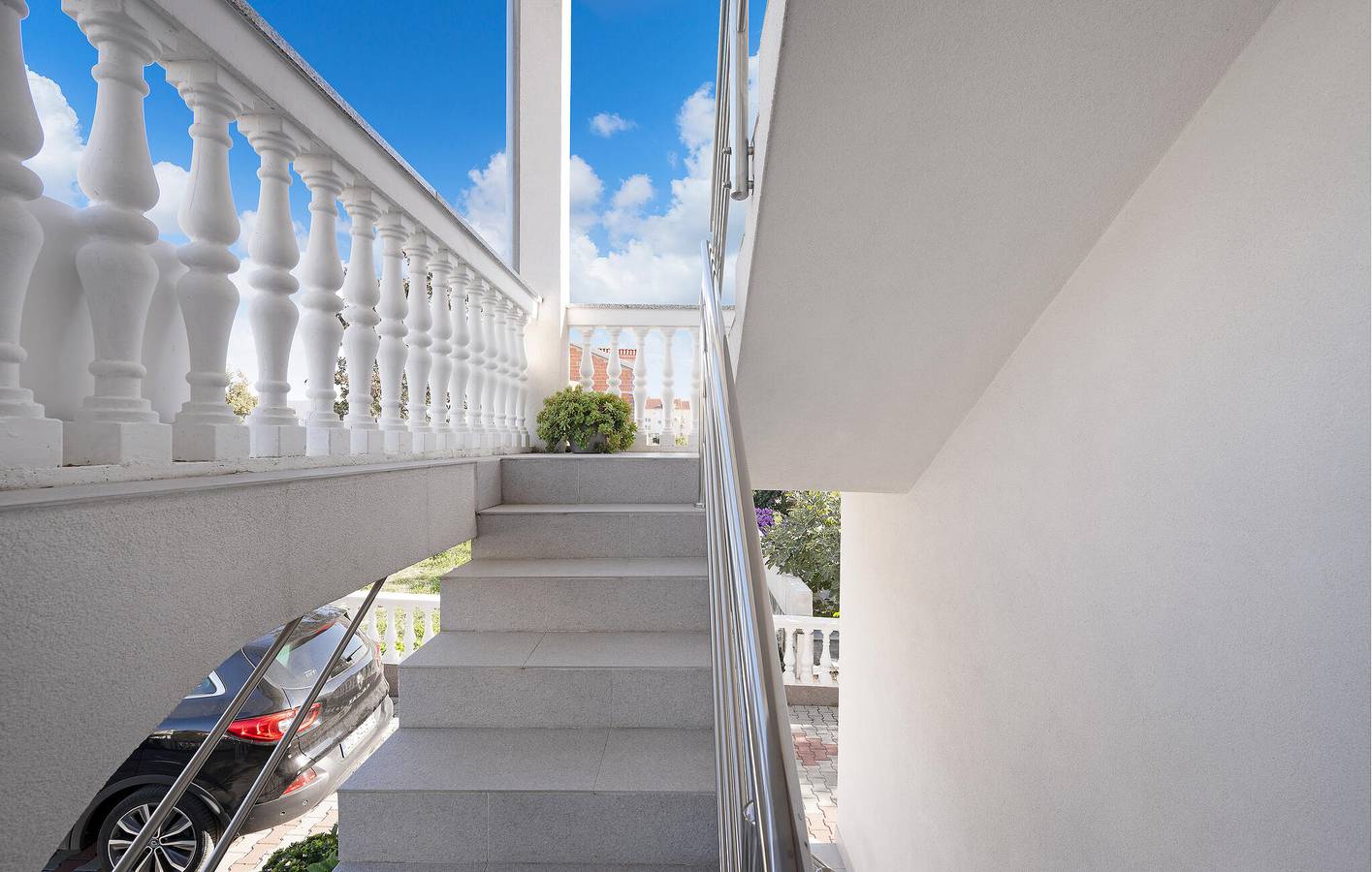 Ganze Ferienwohnung, Appartement am Strand mit WiFi, AC, Parkplatz und Terrasse in Vodice, Šibenik-Knin