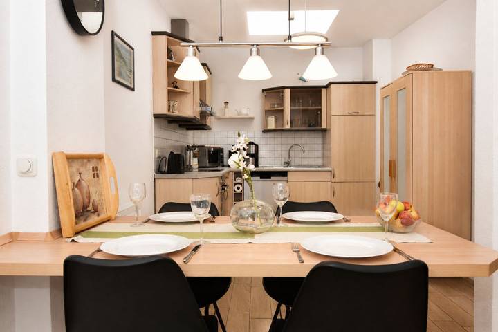 Apartamento entero, Moderne 63m² Ferienwohnung mit Balkon & WLAN – ideal für 4 Personen! in Warnemünde Strand, Warnemünde